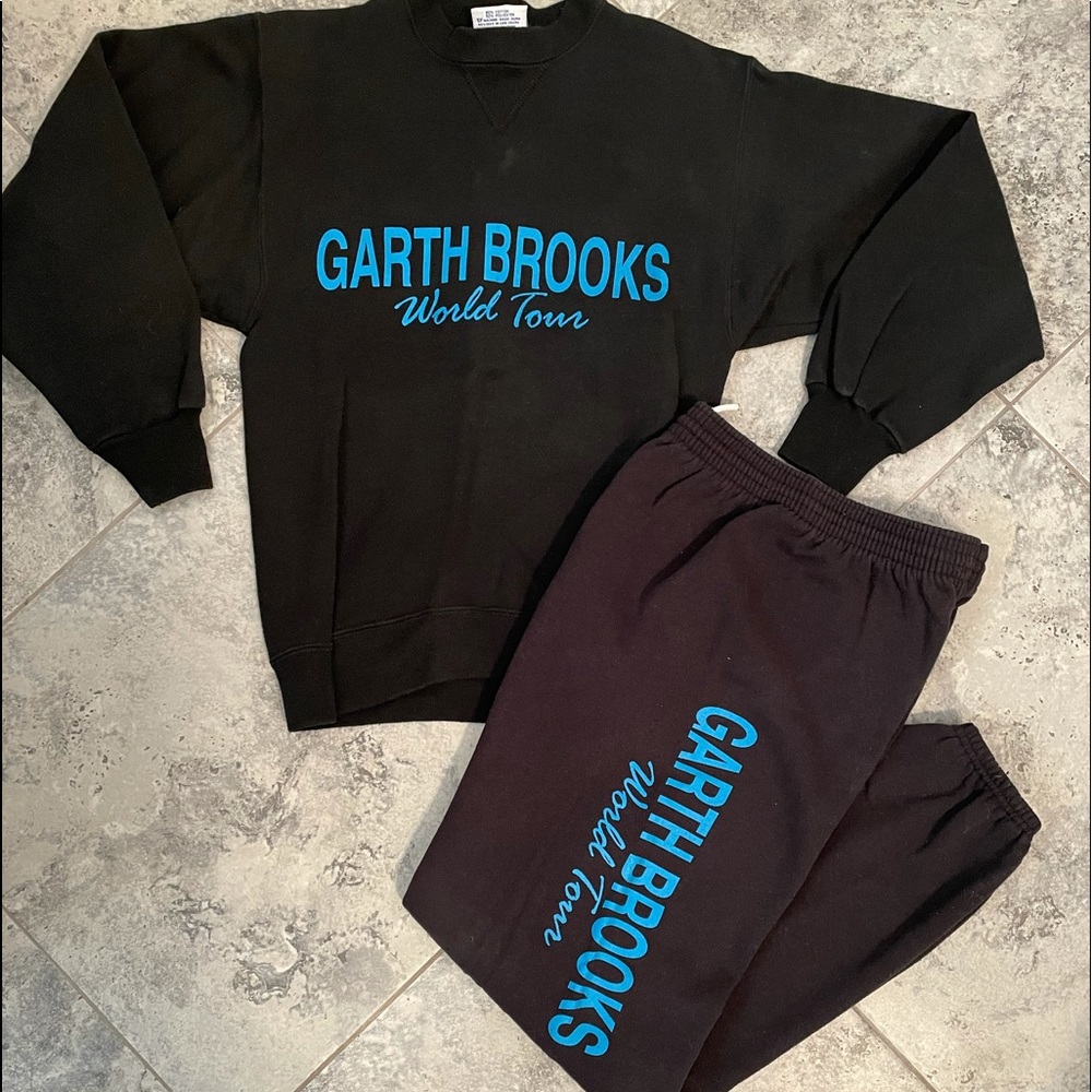 NEVER WORN GARTH BROOKS VINTAGE ATHLETIC SUIT WORLD TOUR 1990. SMALL